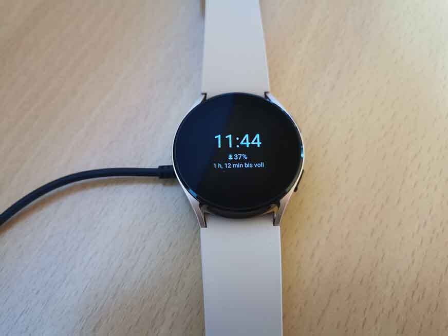 Man sieht den Ladestatus der Samsung Galaxy Watch 4.